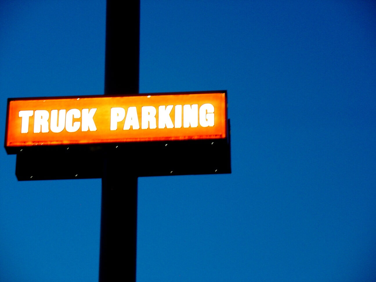 truck-parking-sign